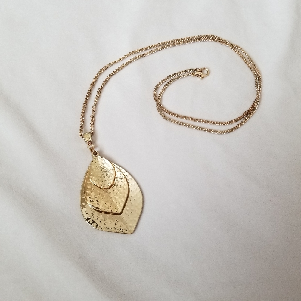 Fashion Necklace Gold Tone Leaf pendant necklace